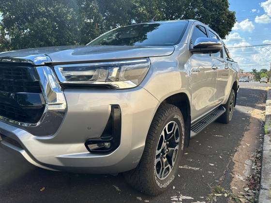 TOYOTA HILUX 2.8 D-4D TURBO DIESEL CD SRX 4X4 AUTOMÁTICO